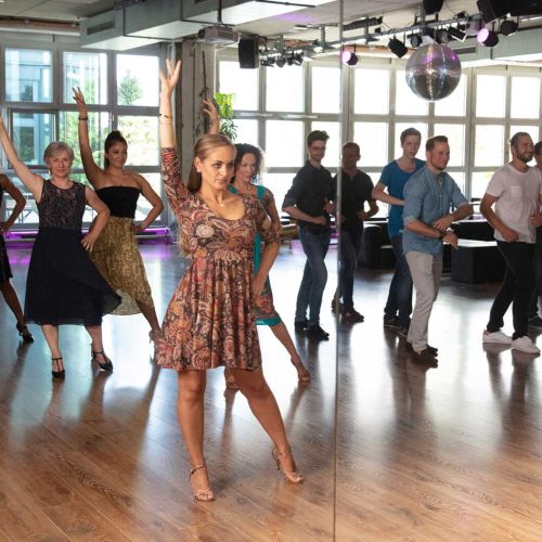 Tanzkurs mit Teilnehmenden im Kursraum in Pose, Salsa Cubana Style
