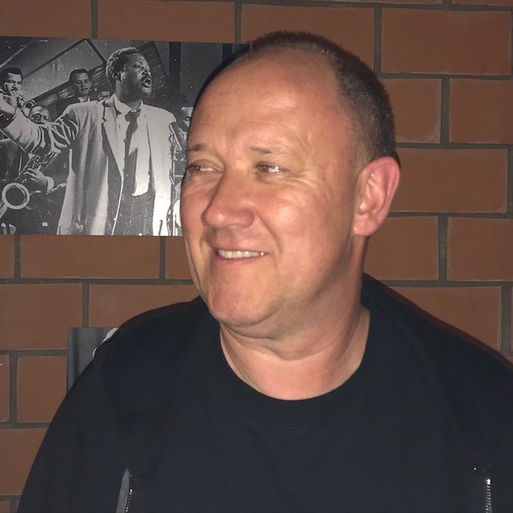 SalsaPractica Team Felix Portrait von einem Mann der lächelt in schwarzer Kleidung