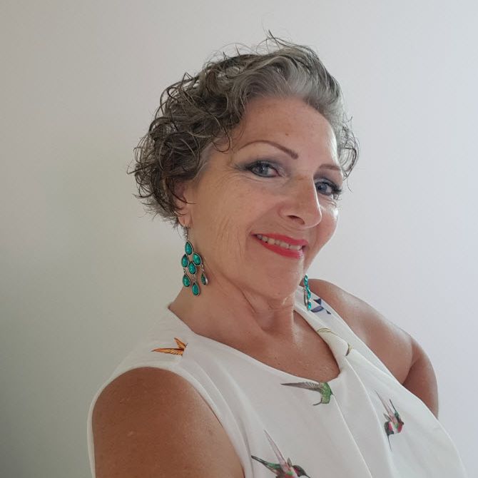 Salsapractica Team Rebekka Frau mit rotem Lippenstift und schön geschminkt steht vor weisser Wand und posiert für ein Foto